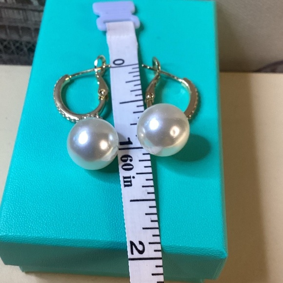 NEWT Elegant Gold and Pearl Earrings - Picture 10 of 10